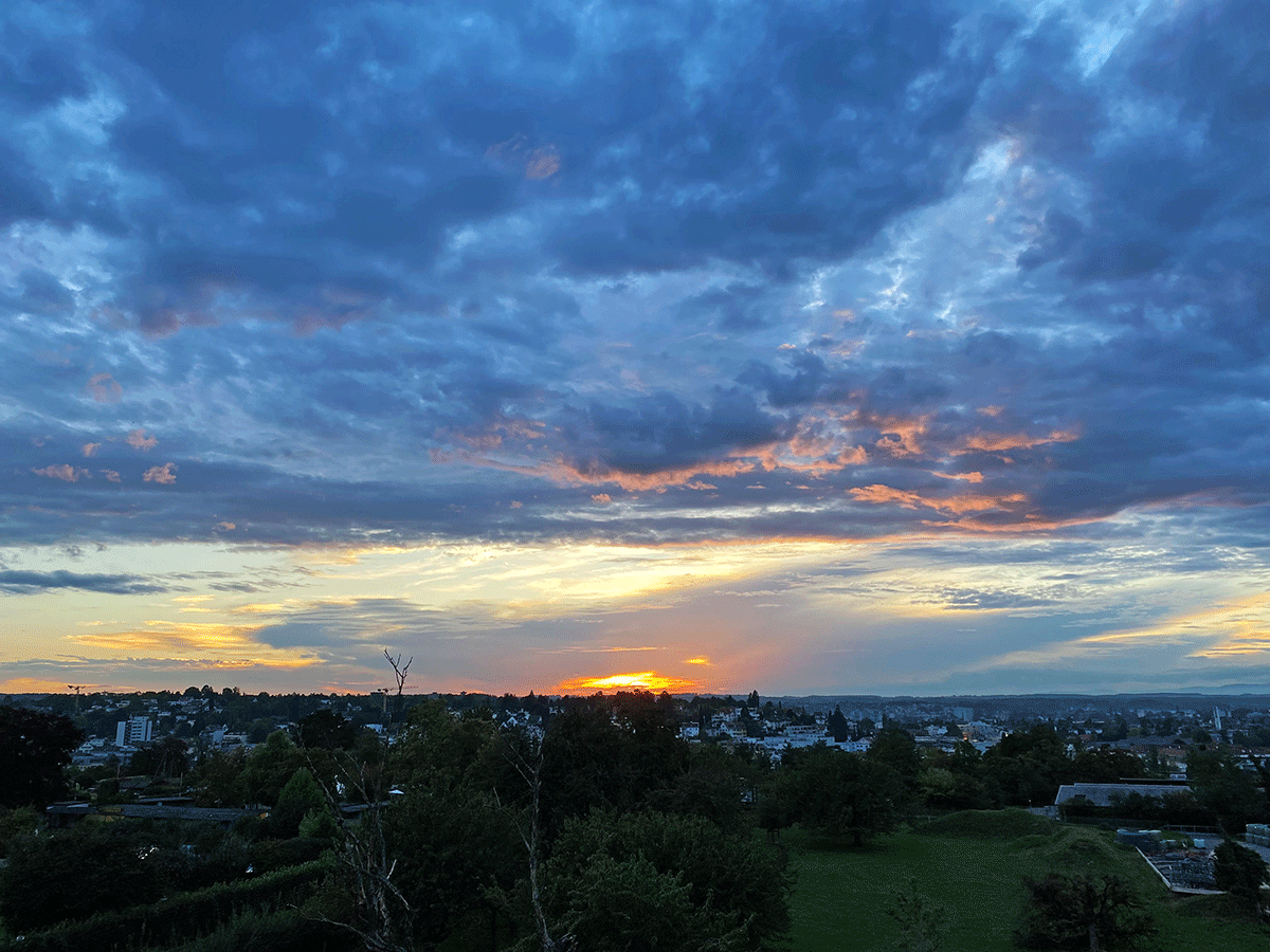 Altocumuluswolken mit letztem Sonnenlicht