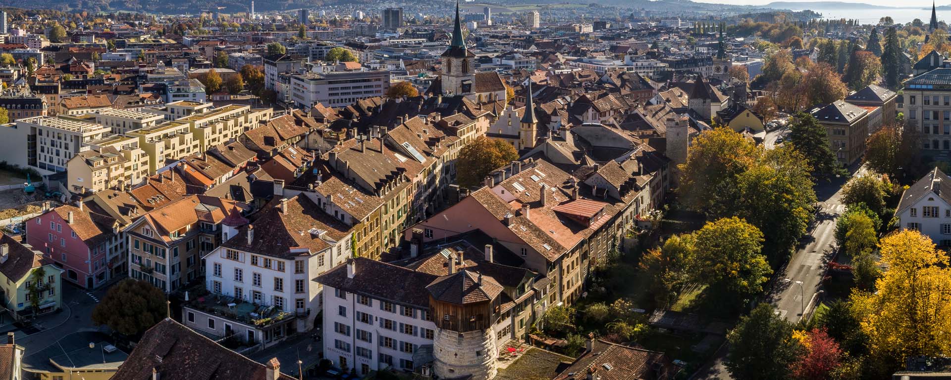 Luftaufnahme der Stadt Biel mit Altstadt und See - vieille ville de Bienne