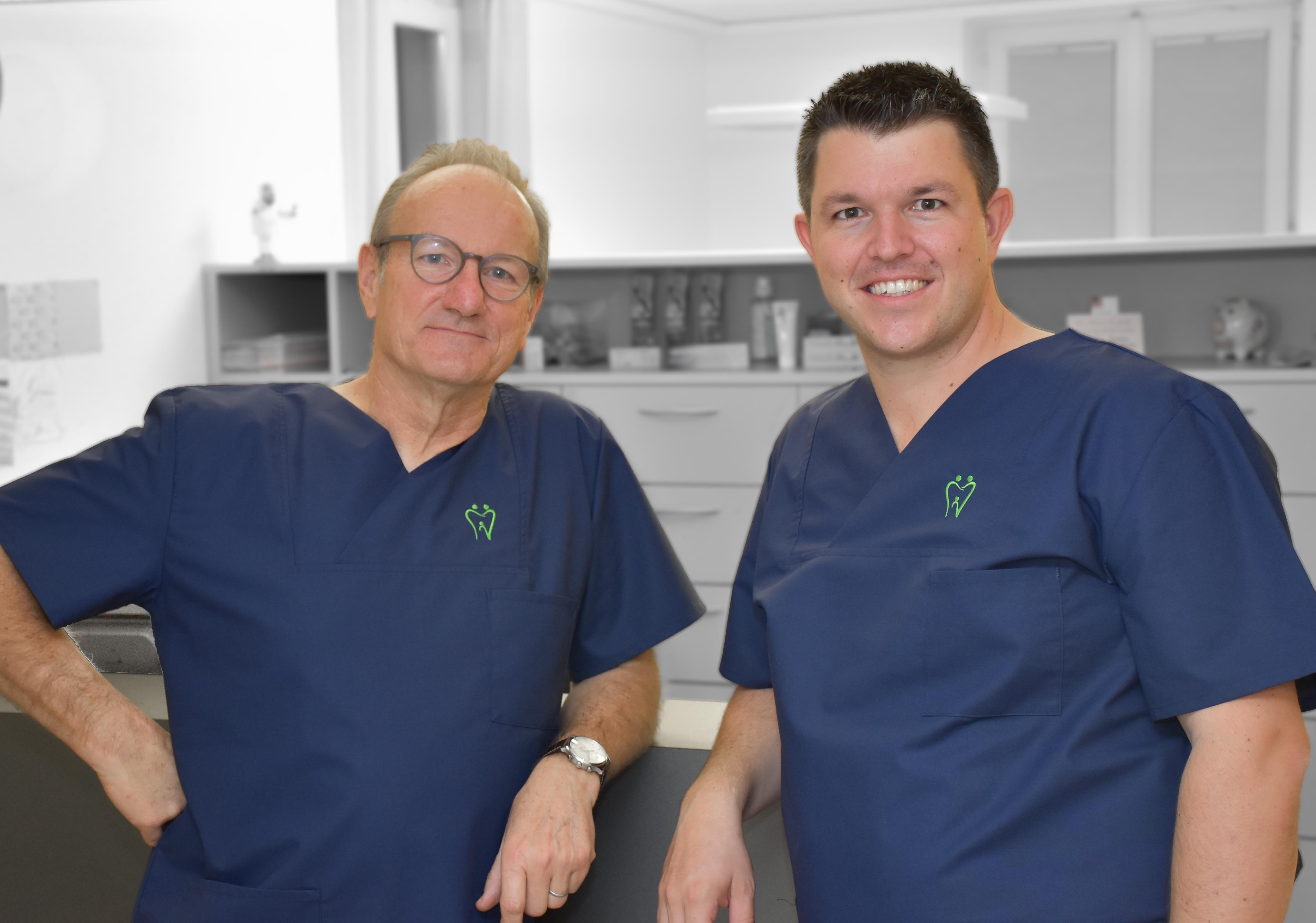Zahnarzt Daniel Bolfing und Zahnarz Matthias Käch am Empfang der Zahnarztpraxis Käch