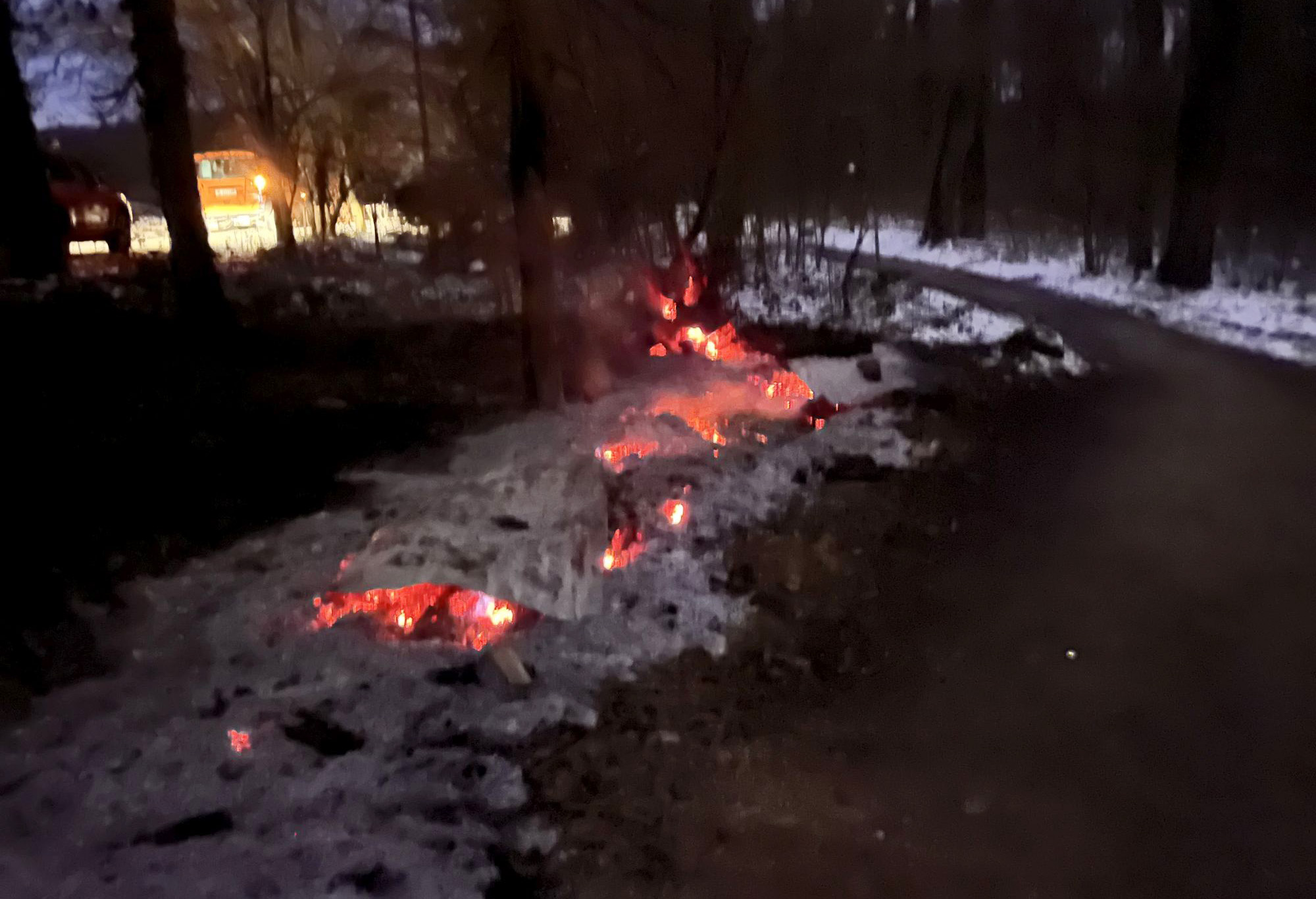 Brennholzstapel in Brand geraten – die Polizei sucht Zeugen