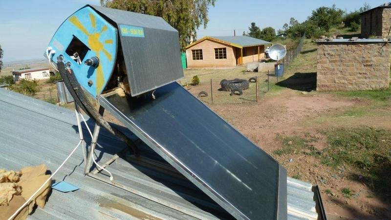 Reparatur am Solarpanel
