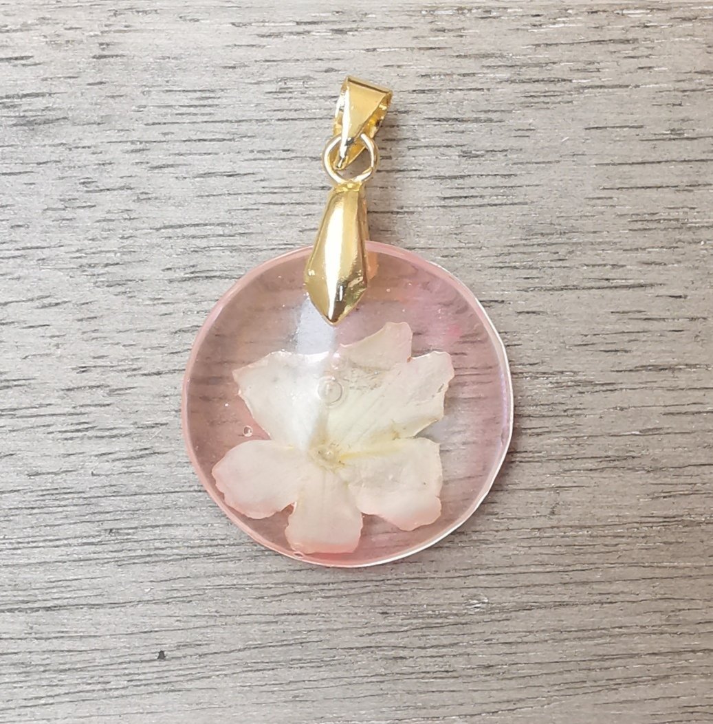 1600 - White Pink Flower Cabochon