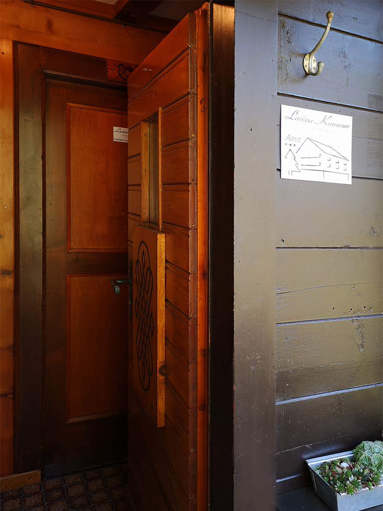 Die Eingangstür aus massivem Holz signalisiert den Eingang zu den Apartments.