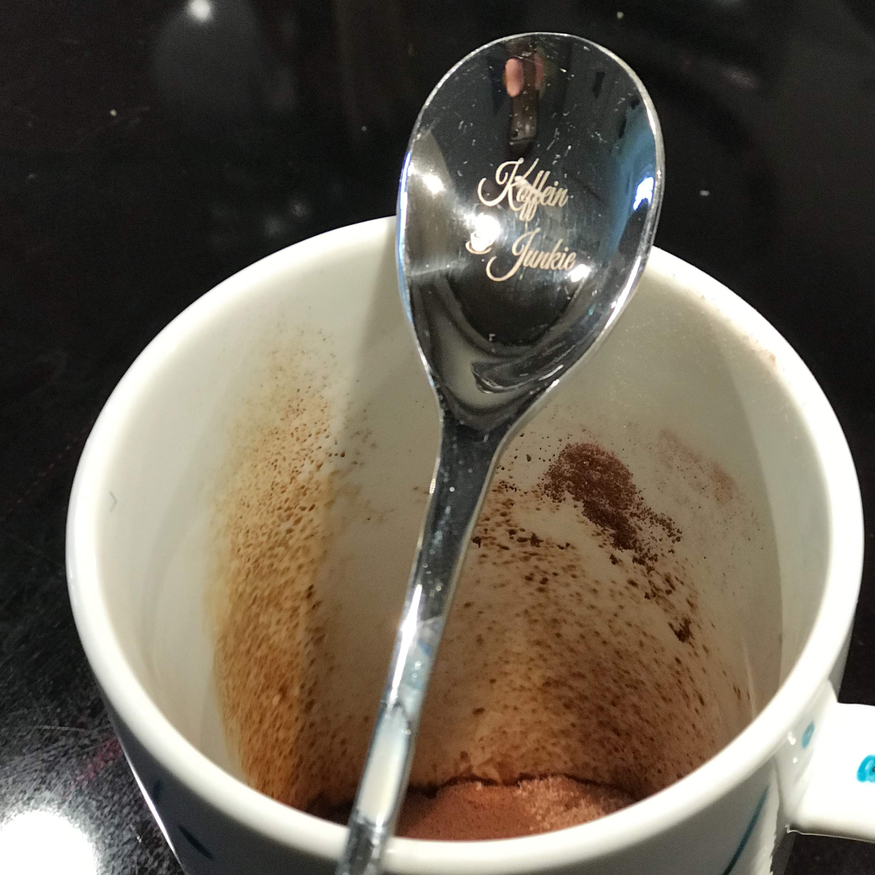 Latte Macchiato-/Glacelöffel graviert "Koffein Junkie"   **Exklusiv by DasGeschenk.ch**