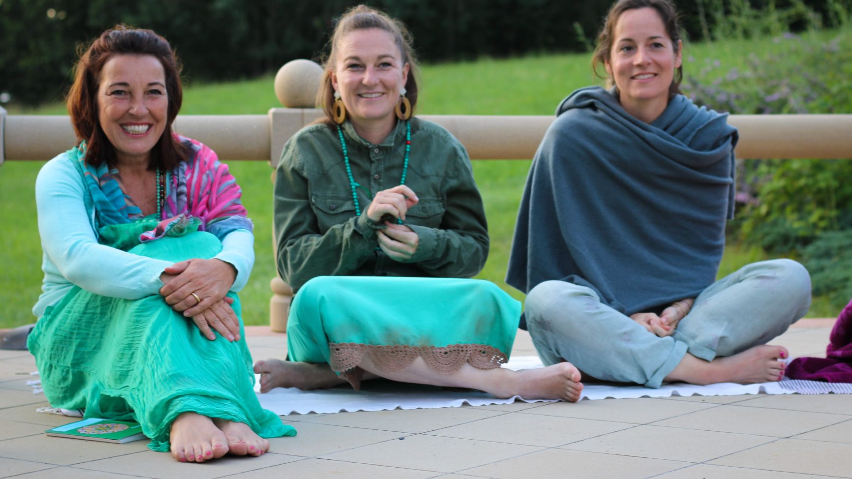 Drei Frauen sitzen im Freien, Lilo Amann-Schwarz