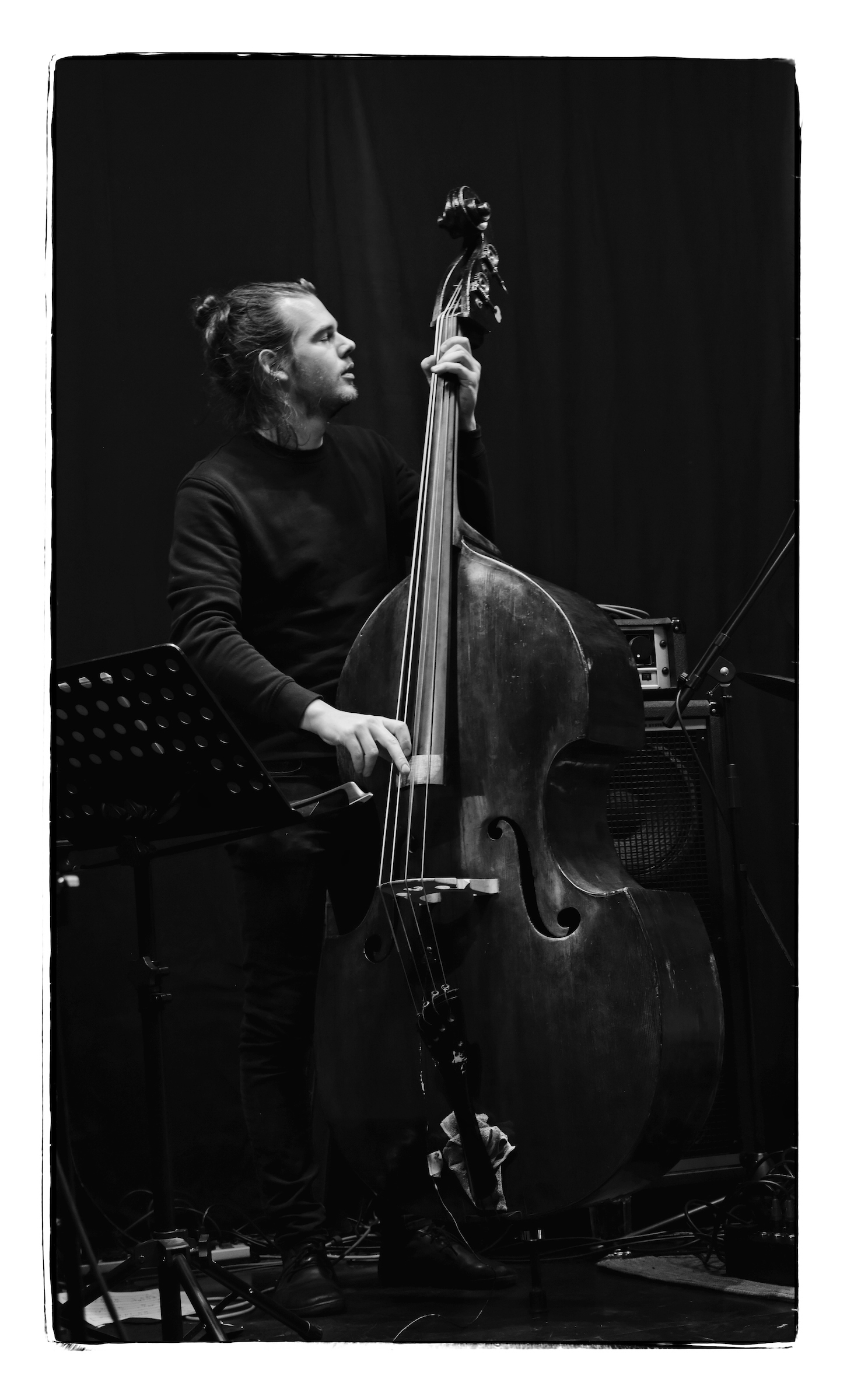 Lukas Traxel bass DSCF0070 Bw wRjpg