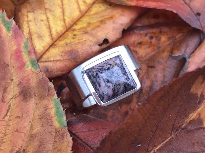 ring in silber mit rhodanit aus graubünden