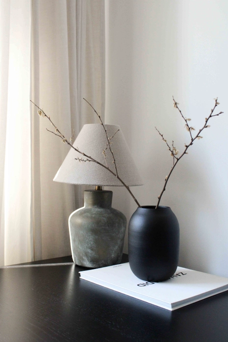 Schwarze Vase - Minimalistisches Dekor