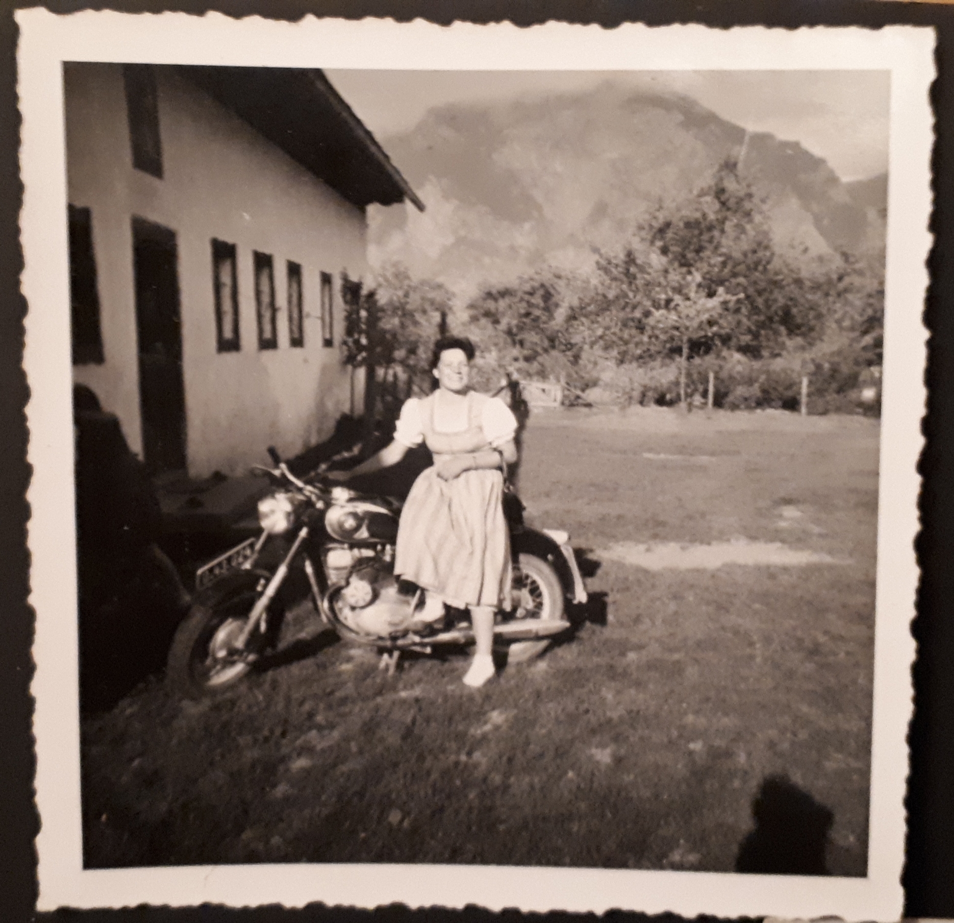 meine Mutter mit einer Puch 250SGS (Hintergrund: Traunstein)