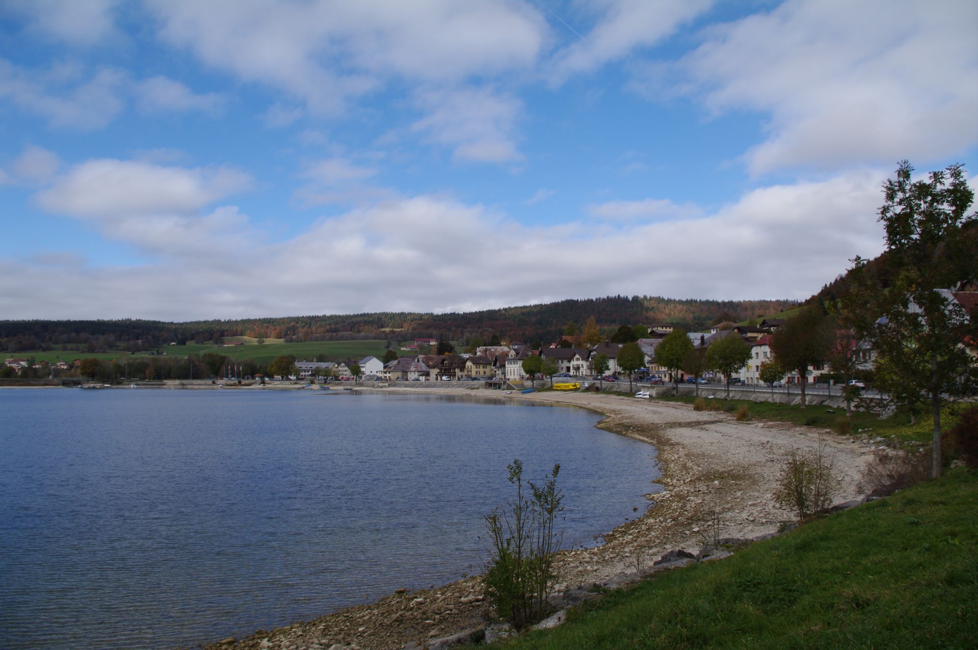 Man kann wunderbar am See entlang gehen