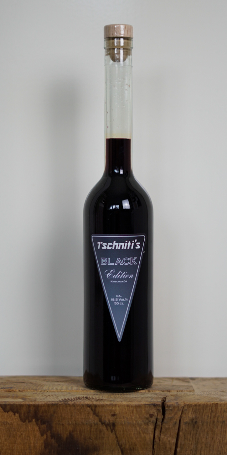 Tschniti's Black Edition Kirschlikör Flasche 50cl