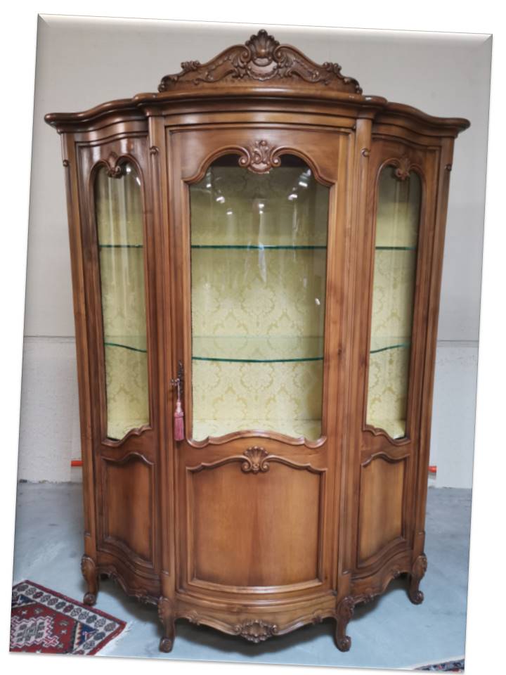 Louis XV Vitrine Stilmöbel mit Schnitzereien und 5-Seitig verglast.