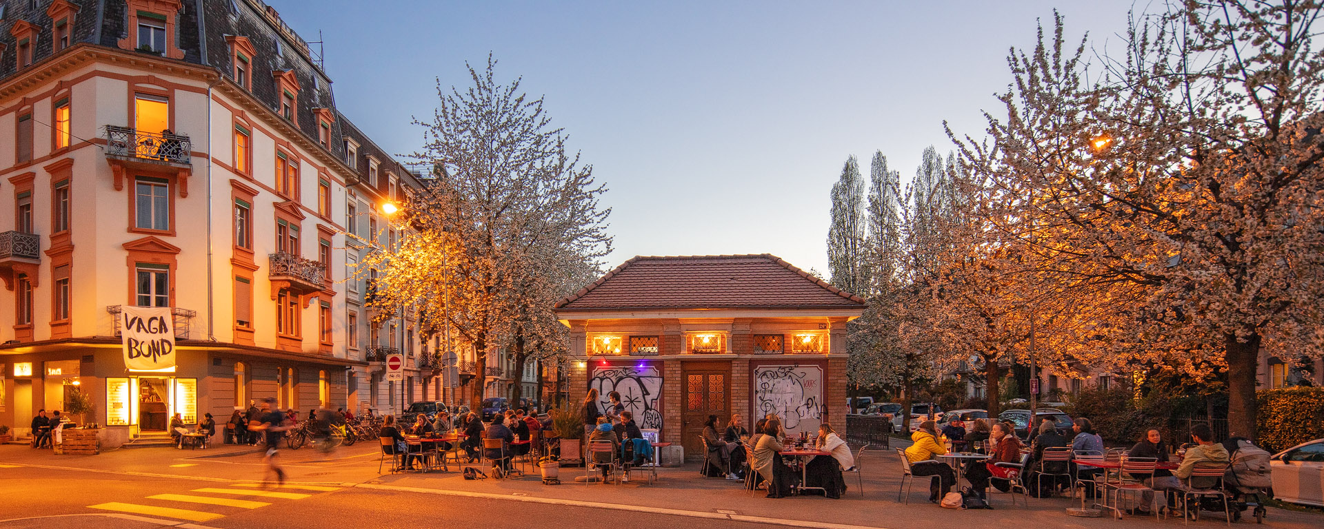 Stadt Biel/Bienne - Strassencafé im Fruehling