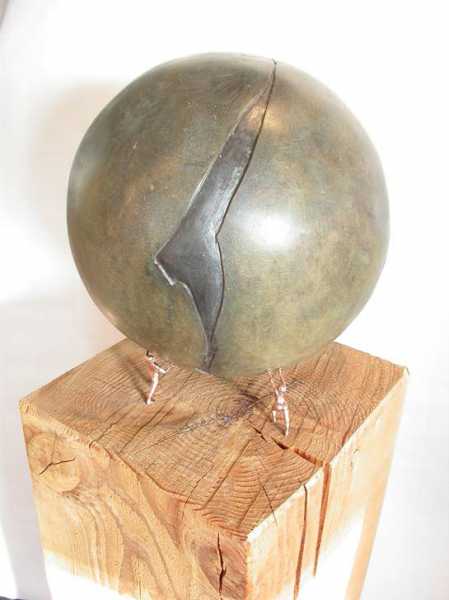 skulptur aus bronce mit douglasienholz aus dem aarberger wald