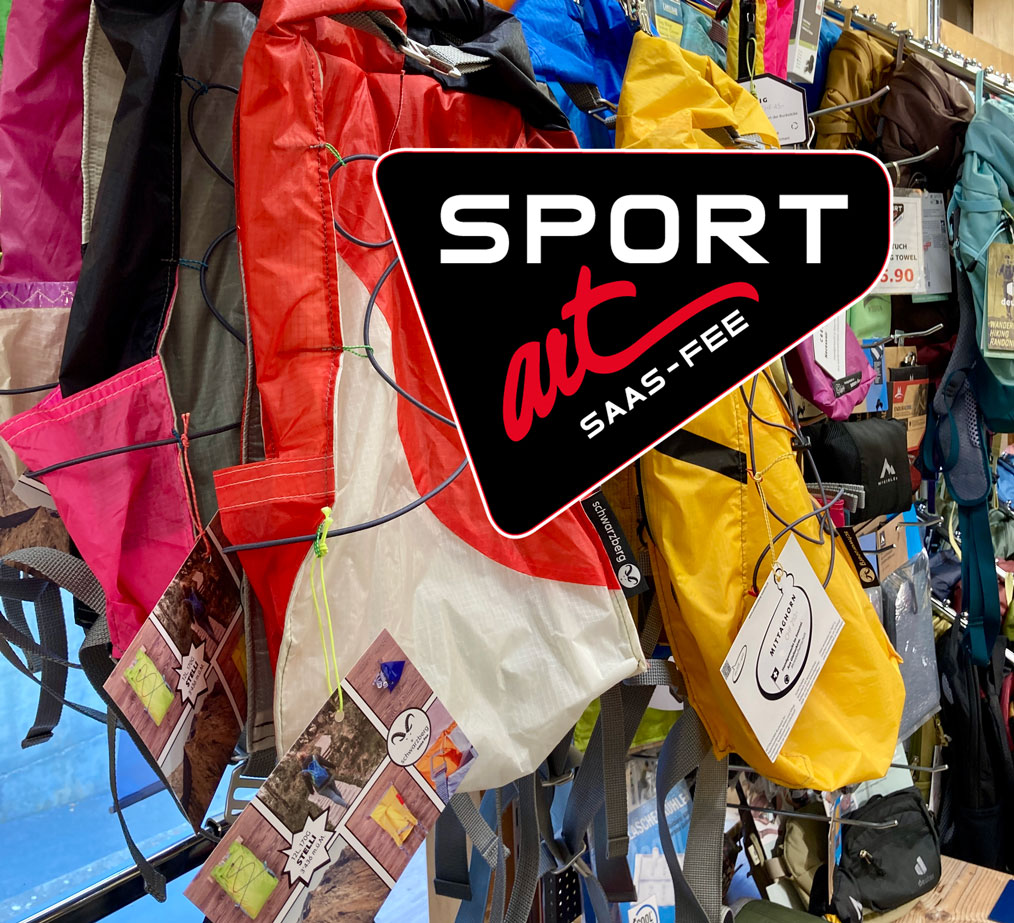 Sac à dos rouge, jaune, pink dans magasin sport