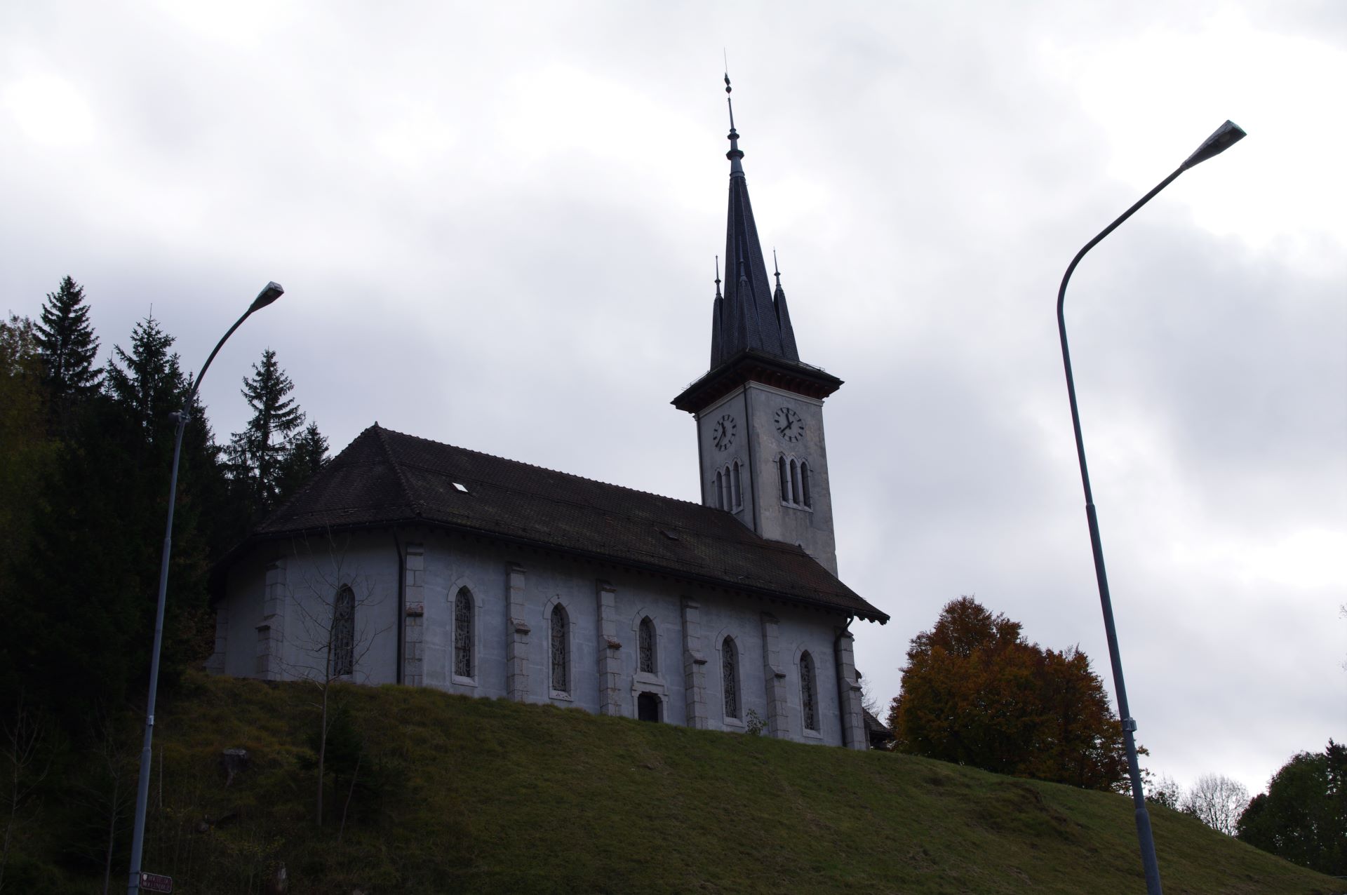 Die Kirche liegt auf einer Anhöhe