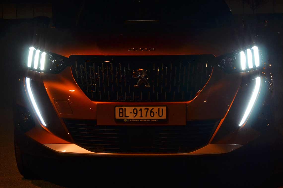 Neuer Peugeot 2008 LED-Lichtsignatur