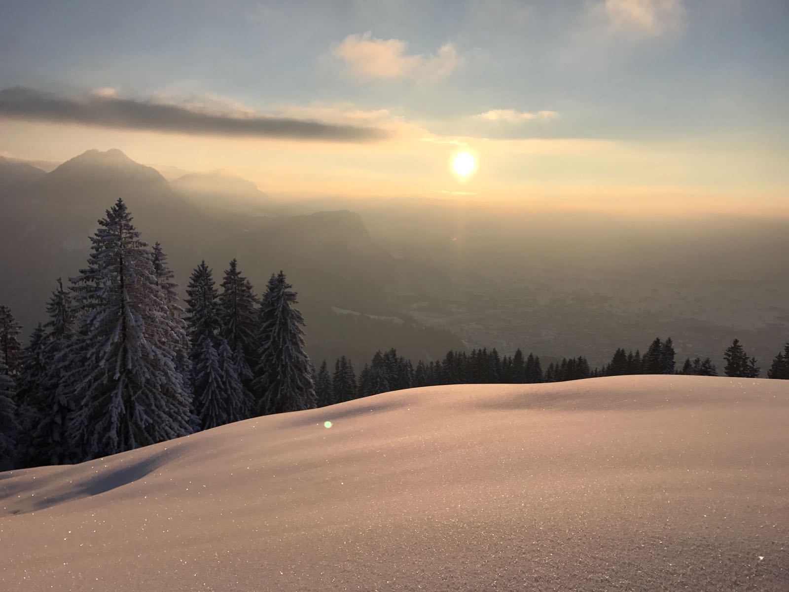 Winterlandschaft, Schnee und Berge mit Sonnenuntergang