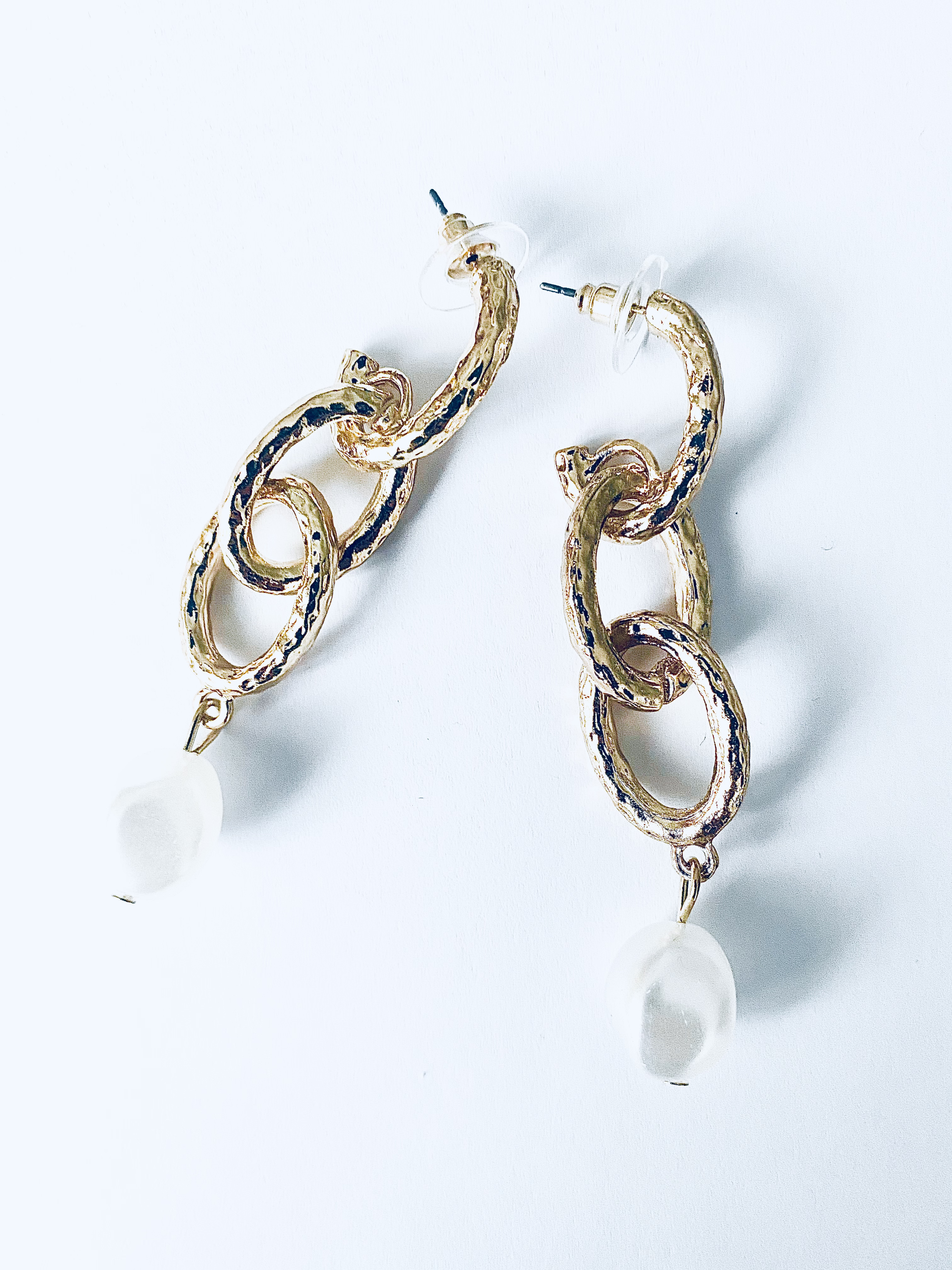 Chain earrings with white pearl