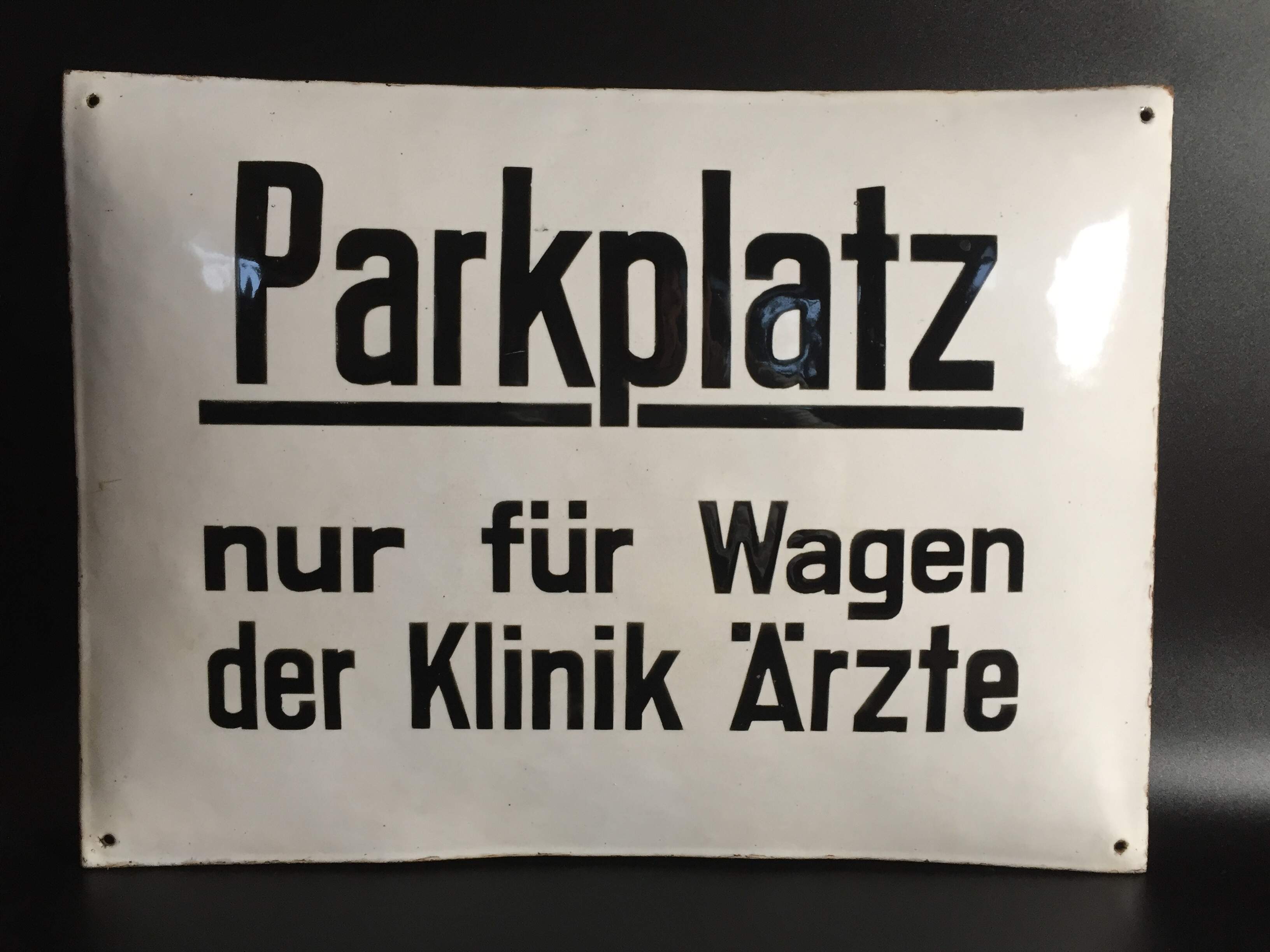 Altes Emailschild Arzt Parkplatz um 1920