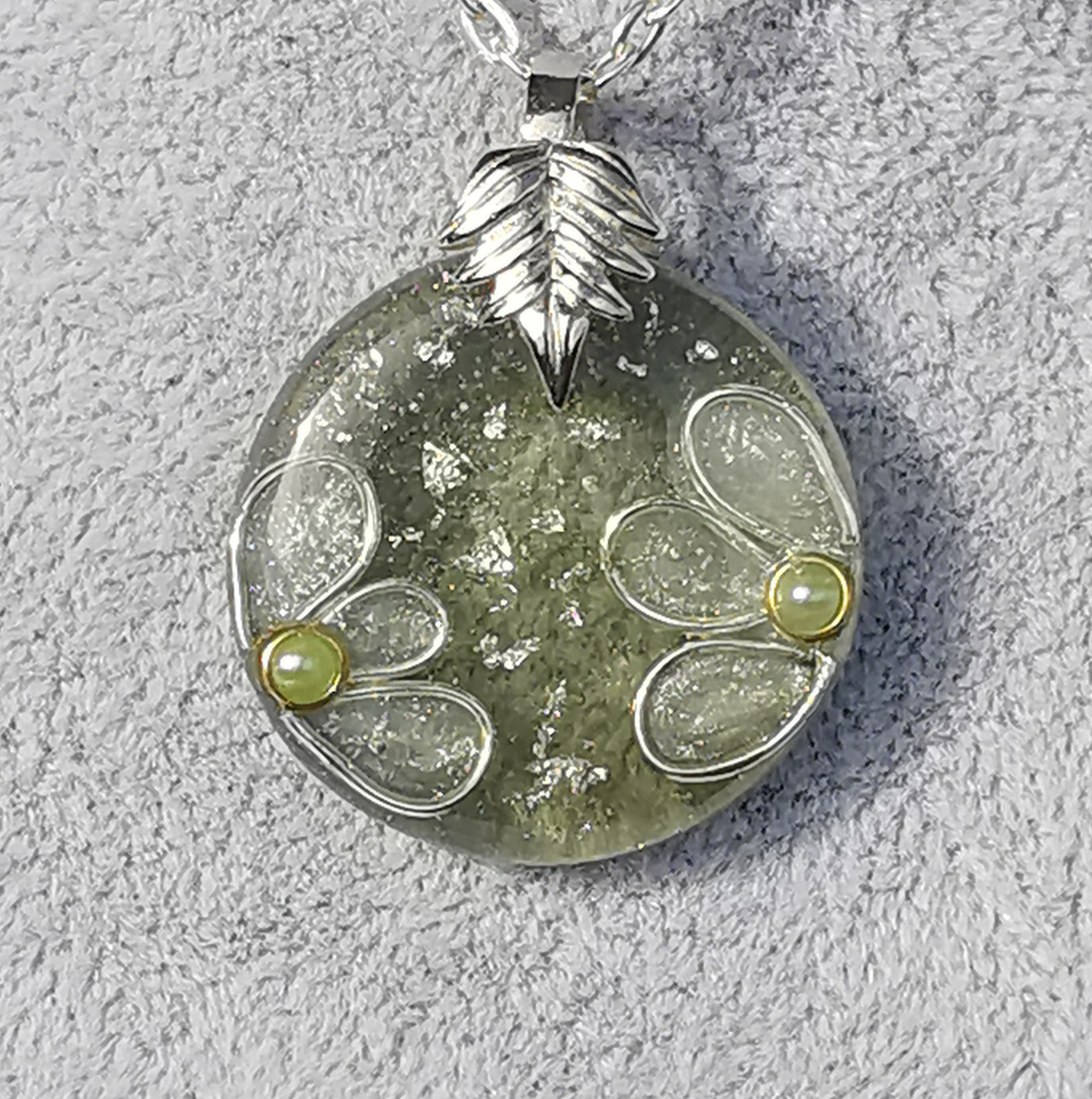 10080 - Green Silver Flower Circle
