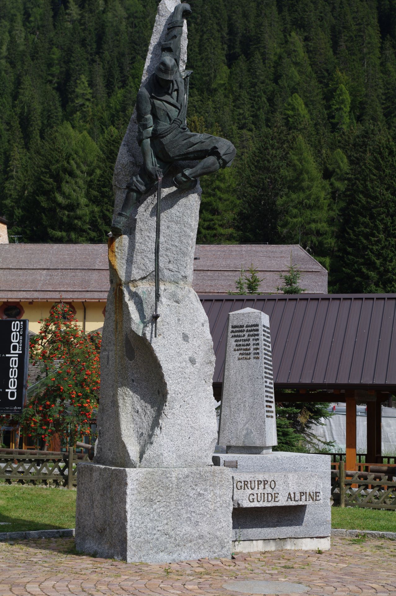 Halt beim Berführer Denkmal