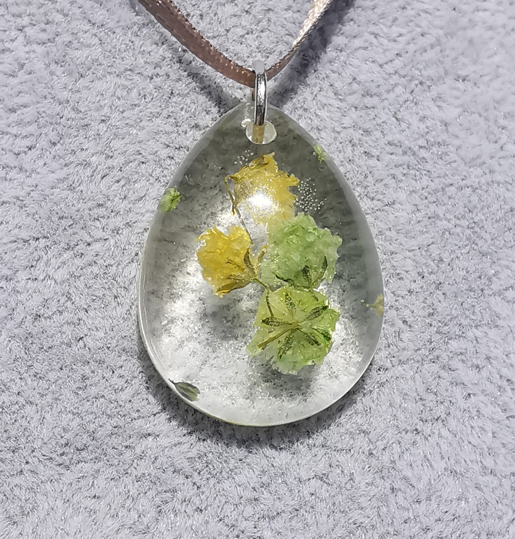 3370 - Yellow Green Flower Drop