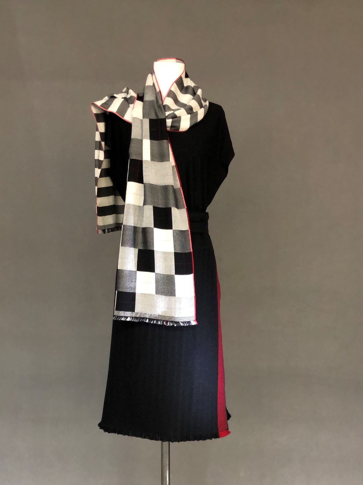 schwarz-weisser Double-Face Schal mit Karos und Streifen und rotem Akzentrand