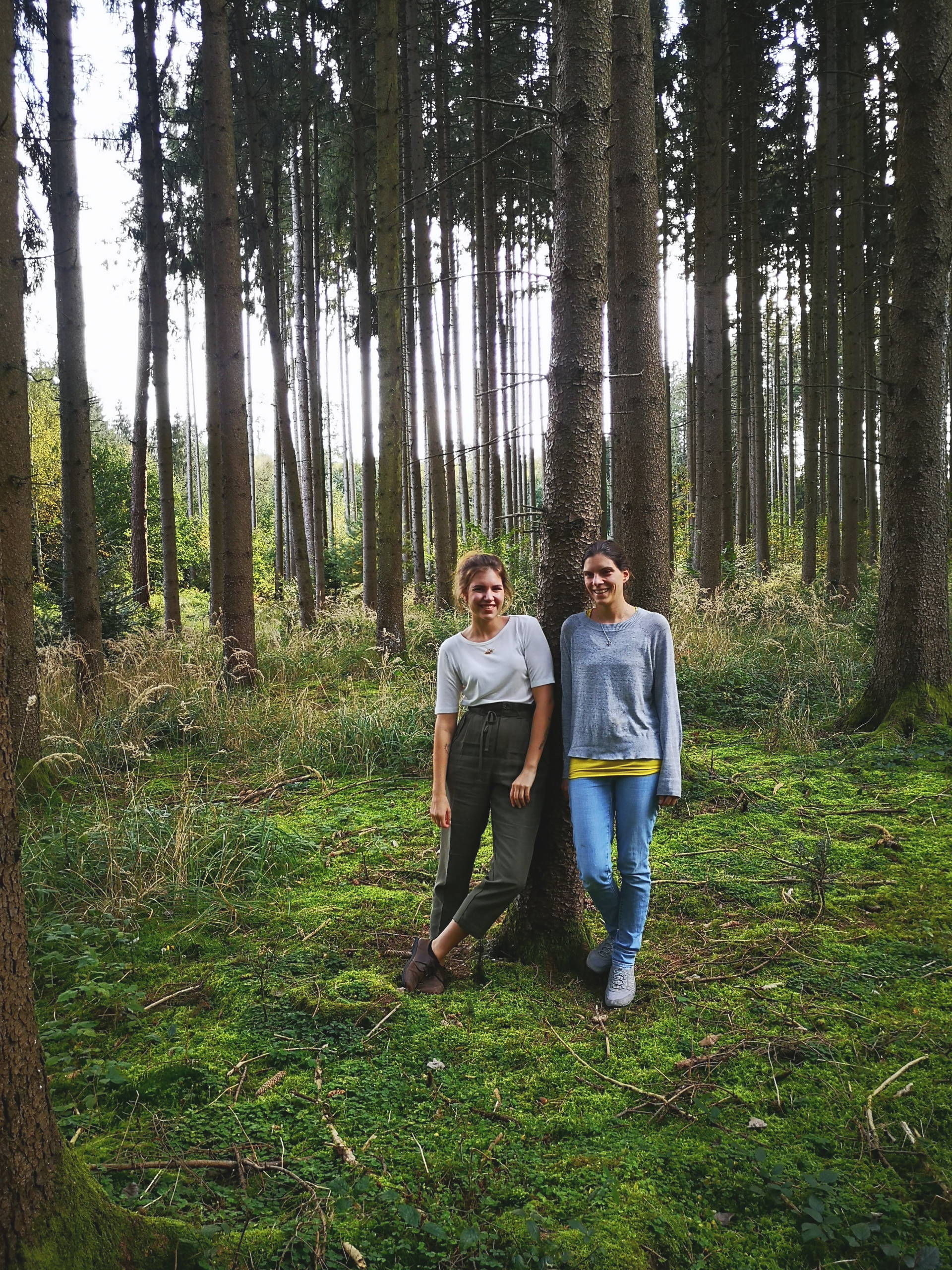 Johanna Gahleitner und Simone Seiringer im Wald