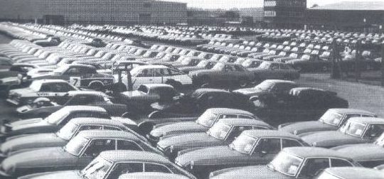 Triumph's und MG's vor der Auslieferung (das waren noch Zeiten).