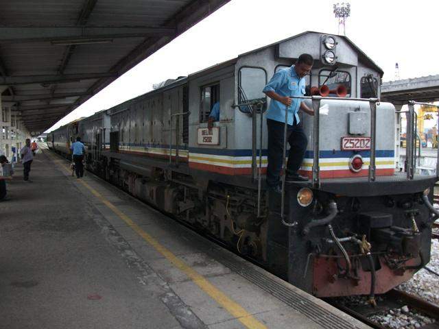 Unser Zug nach Thailand, zwei Wagen und zwei Lokomotieven