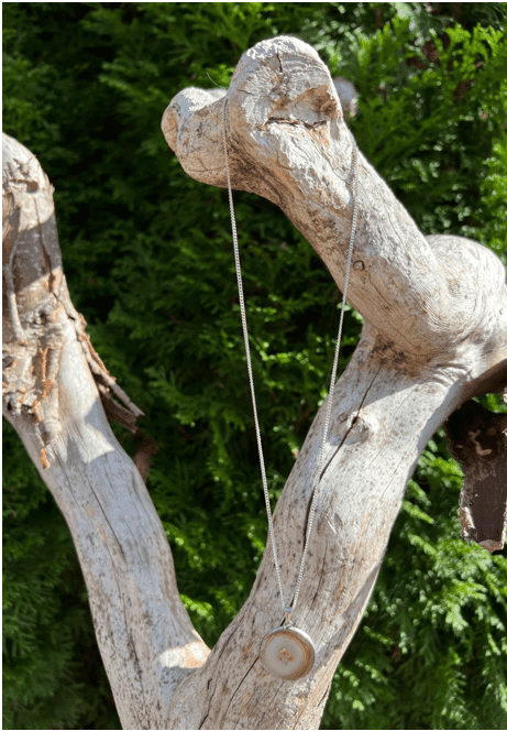 Kettenanhänger Blüten im Zentrum