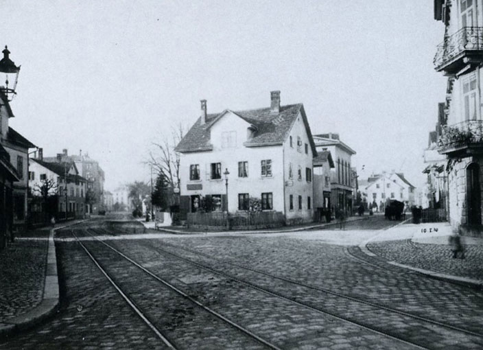 Die Schmiede 1910, auf dem Platz des heutigen Falkengartens steht noch ein Gebäude