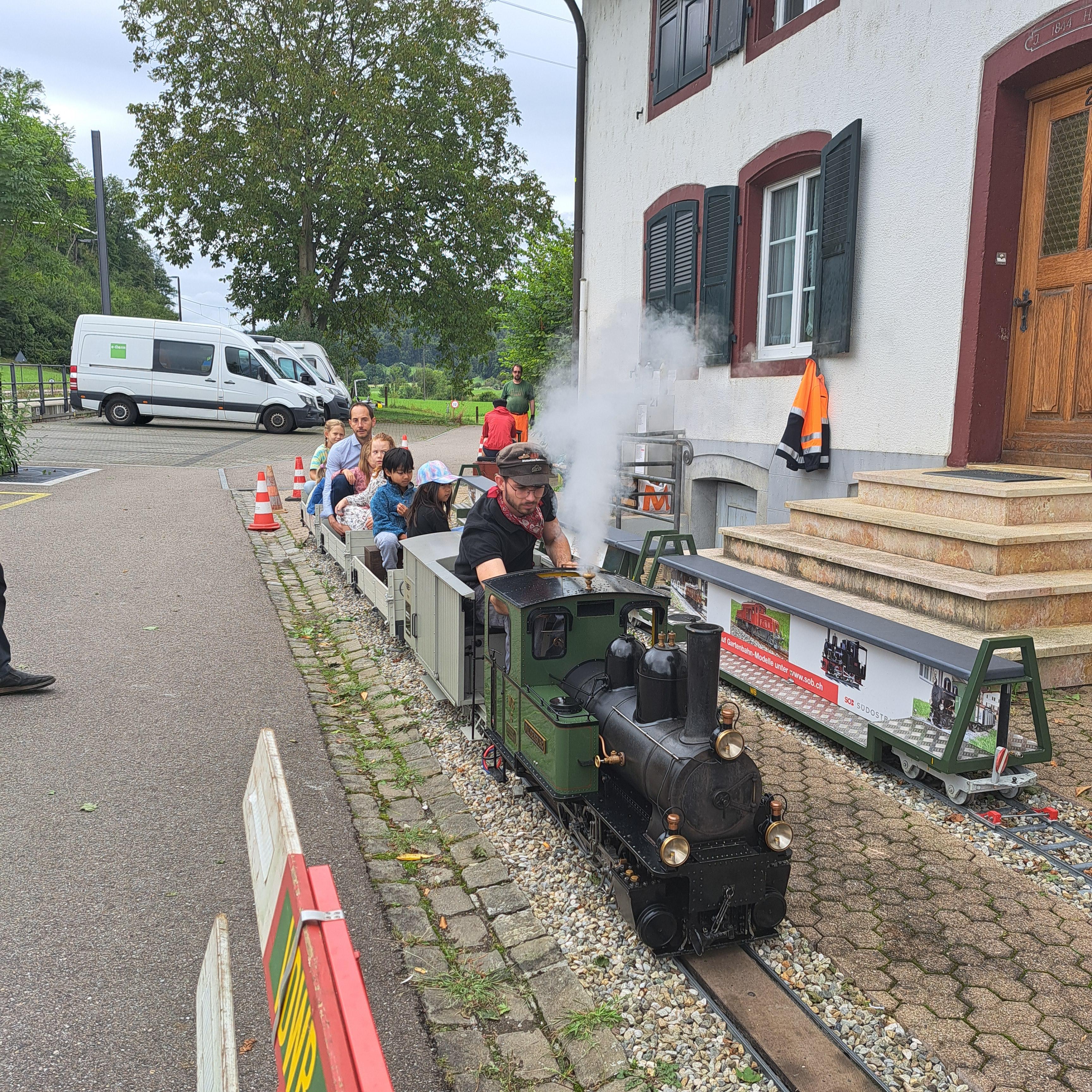 Unser Zug im Bahnhof der WB  1:4