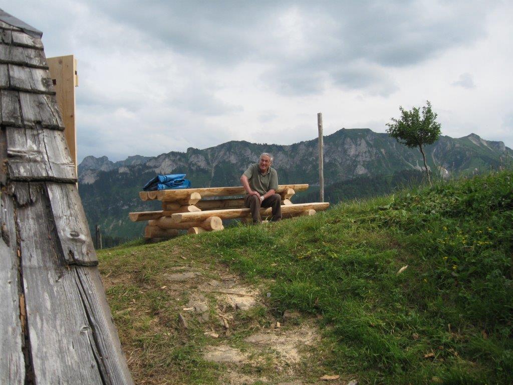 Mit Unterstützung von freiwilligen Helfern werden die Holztische vom Anhänger auf ein spezielles Ra