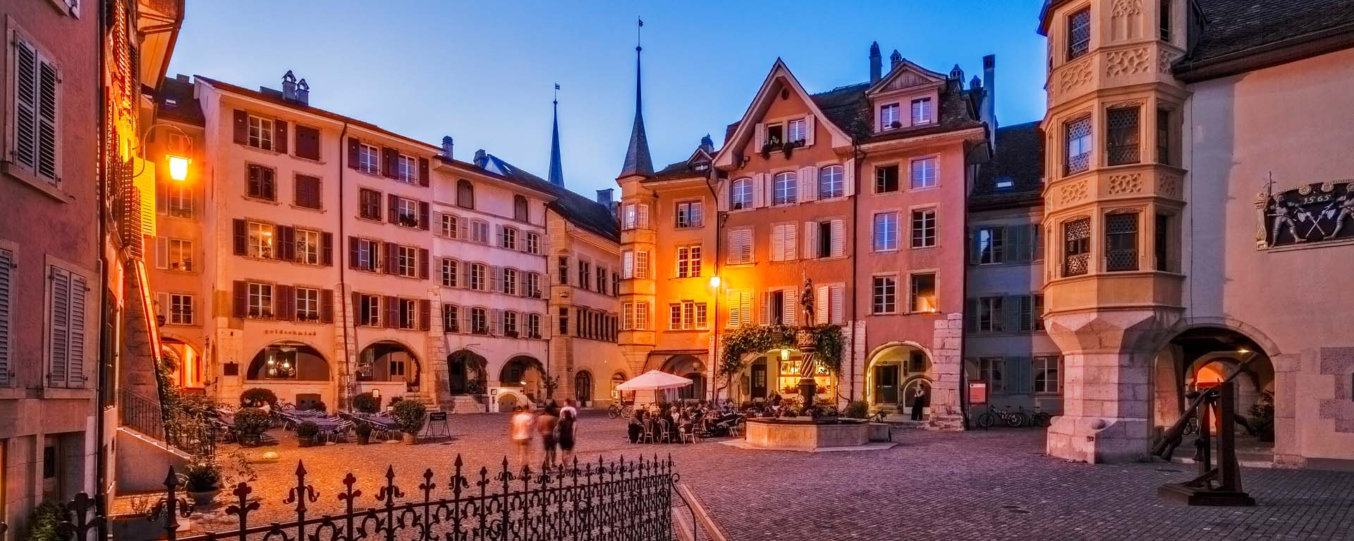 Abendstimmung im Ring in der Bieler Altstadt - vieille ville de Bienne