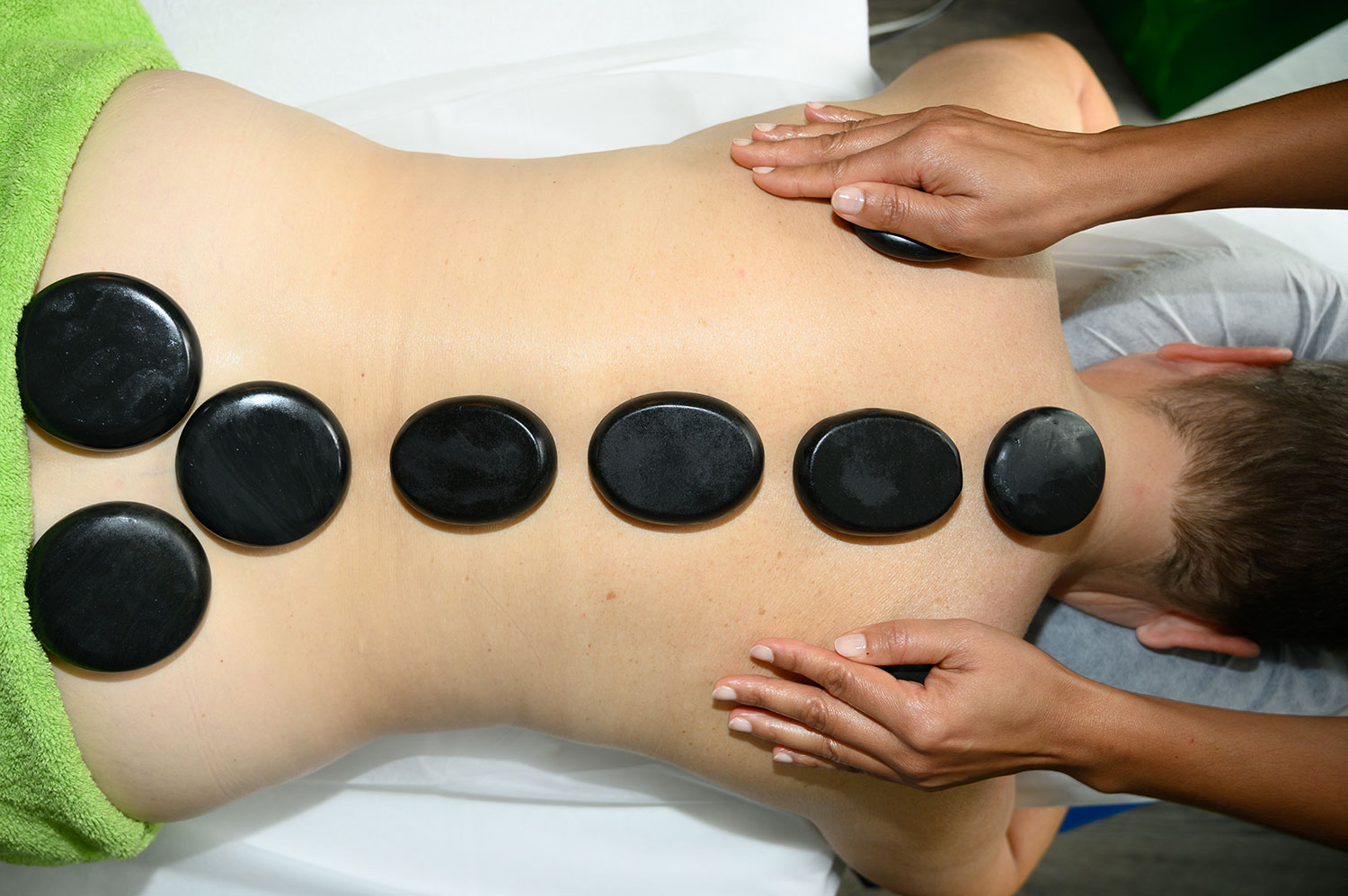 Hot Stone Massage gegen Verspannungen und Stress im Alltag