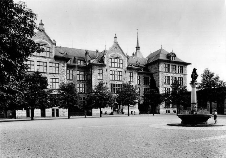Schulhaus Bühl, Baujahre 1898-1991. Rechts: Löwenbrunnen von Urs Eggenschwiler