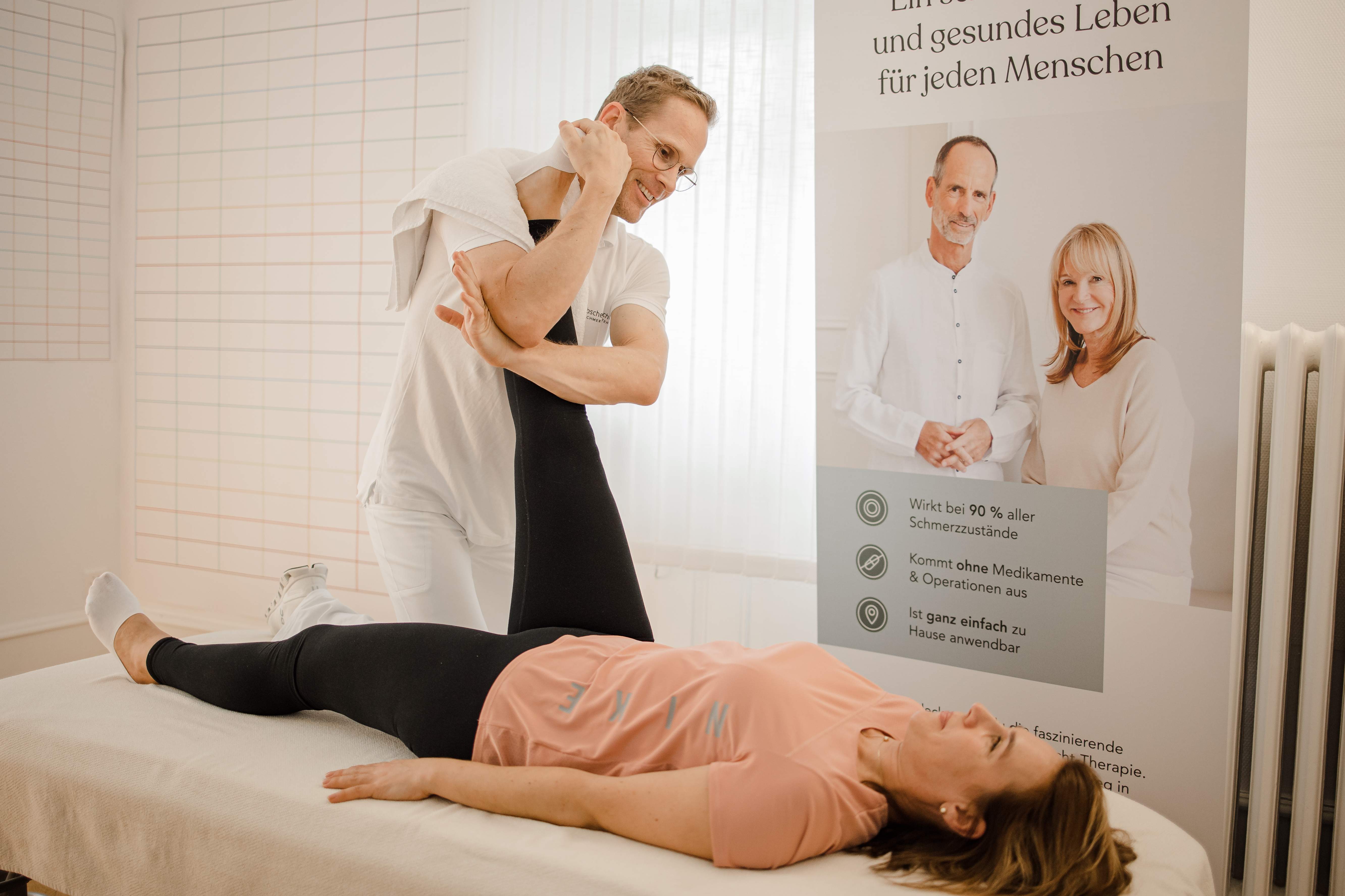Bewegungstherapie nach Liebscher & Bracht, Therapeut macht die Übung mit dem Patienten