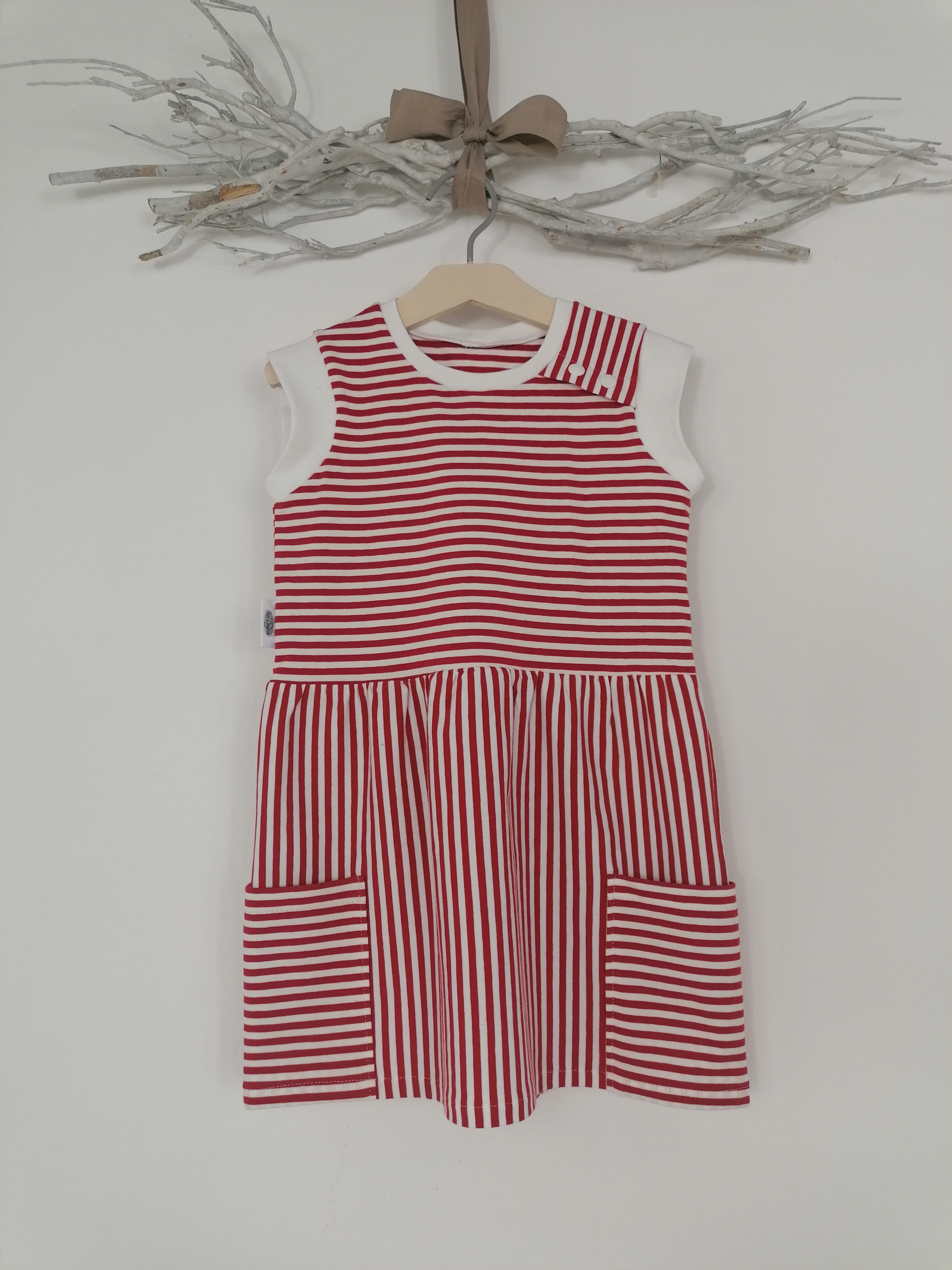 Sommerkleid mit roten Streifen