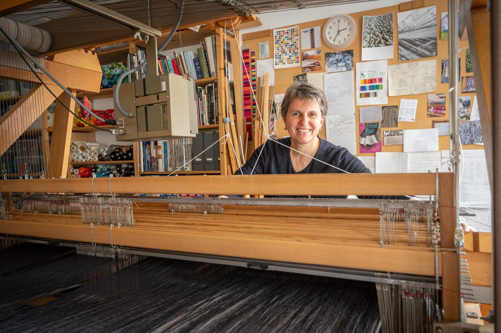 Susanne Vontobel webt mit Schnellschuss am traditionellen Handwebstuhl