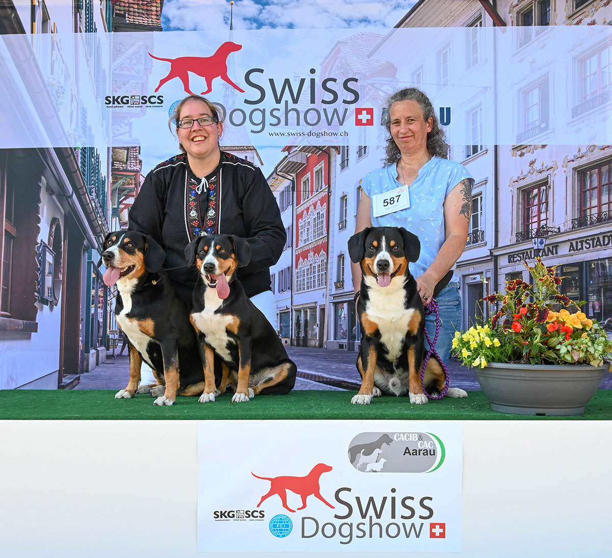 Cara von der Untergass, Alma von der Wideregg und Safir vom Tanneggerbächli, Swiss Dog Show Aarau