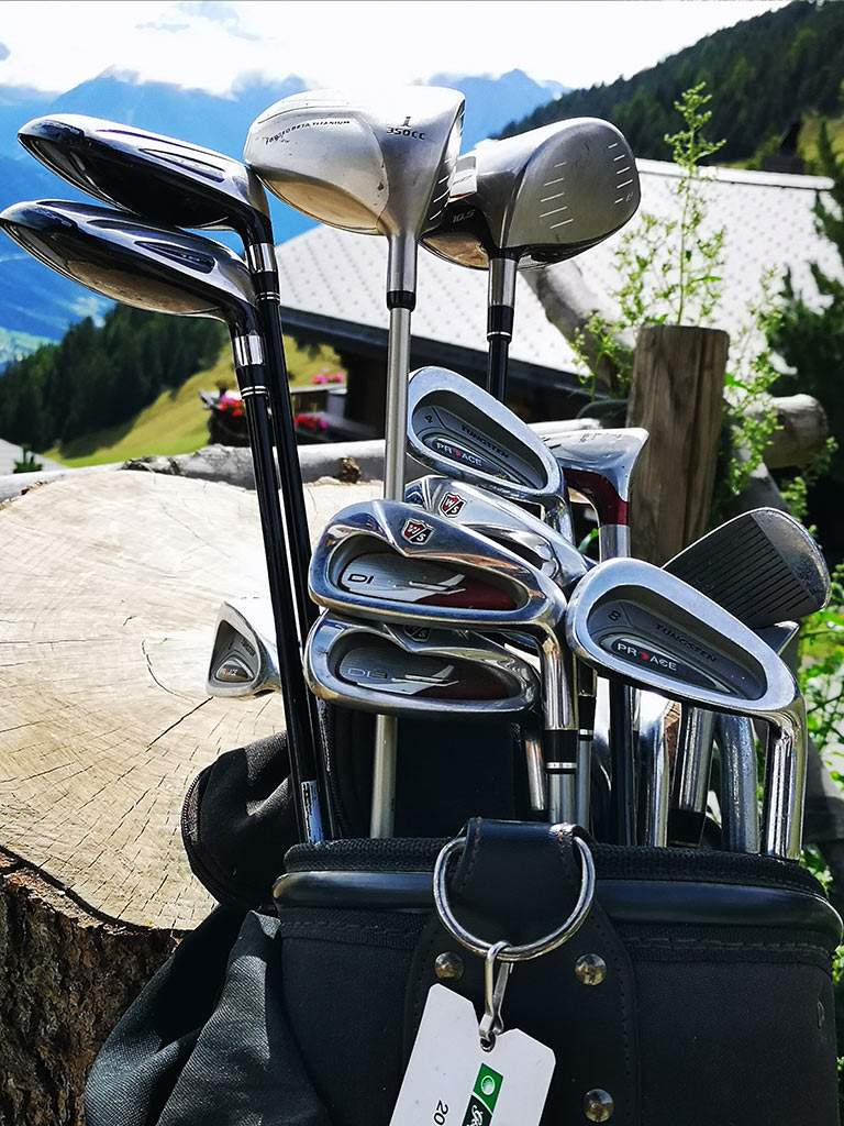 Den Golfern wird ein komplettes Golfset mit Rolli zur Verfügung gestellt.