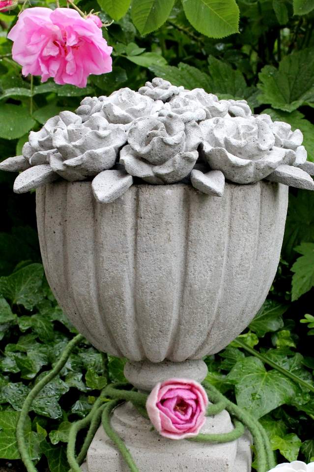Selbst hergestellter Rosenpokal mit Rosa R. centifolia ‘La Noblesse‘