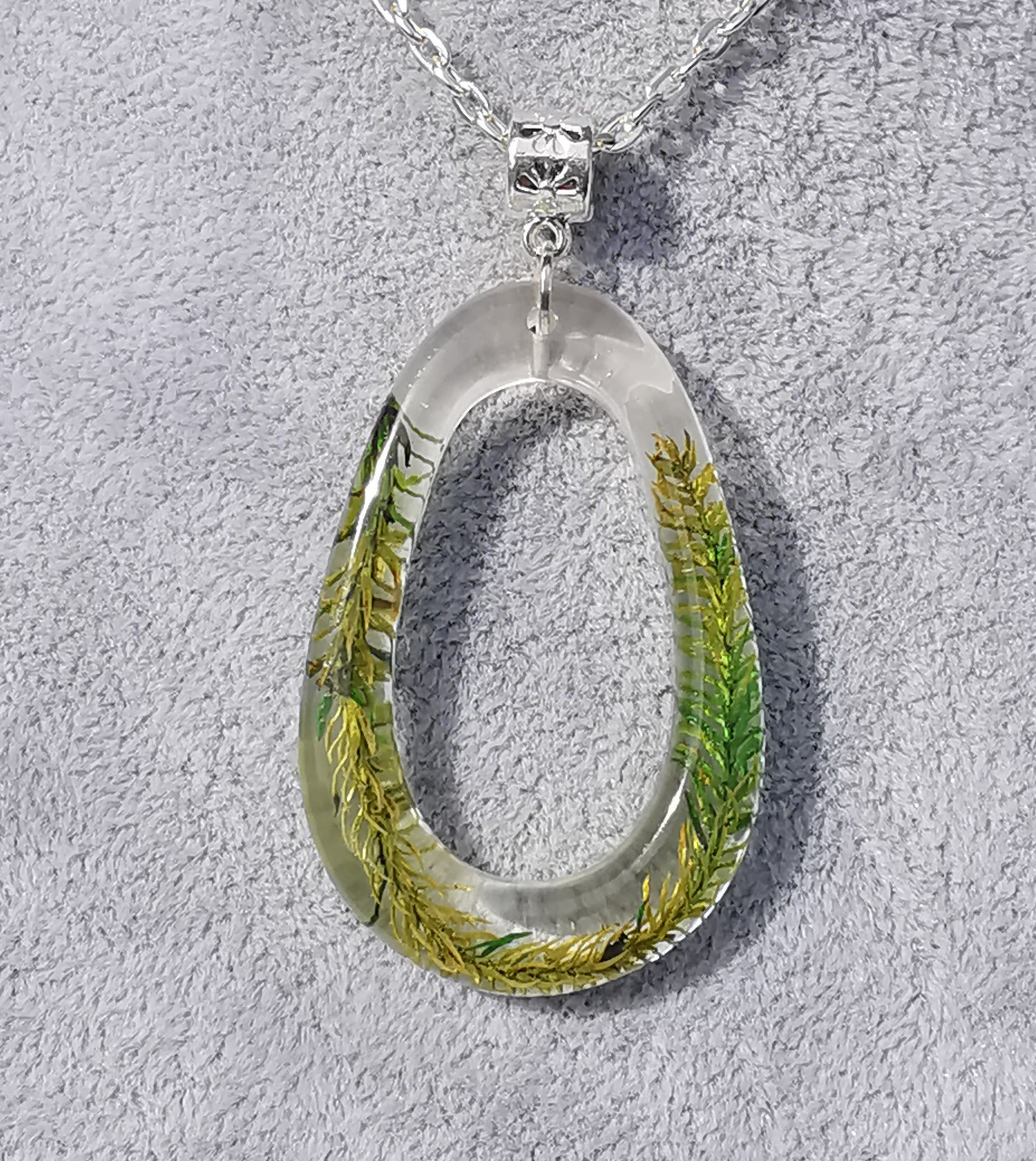 3950 - Sheer Green Plant Oval