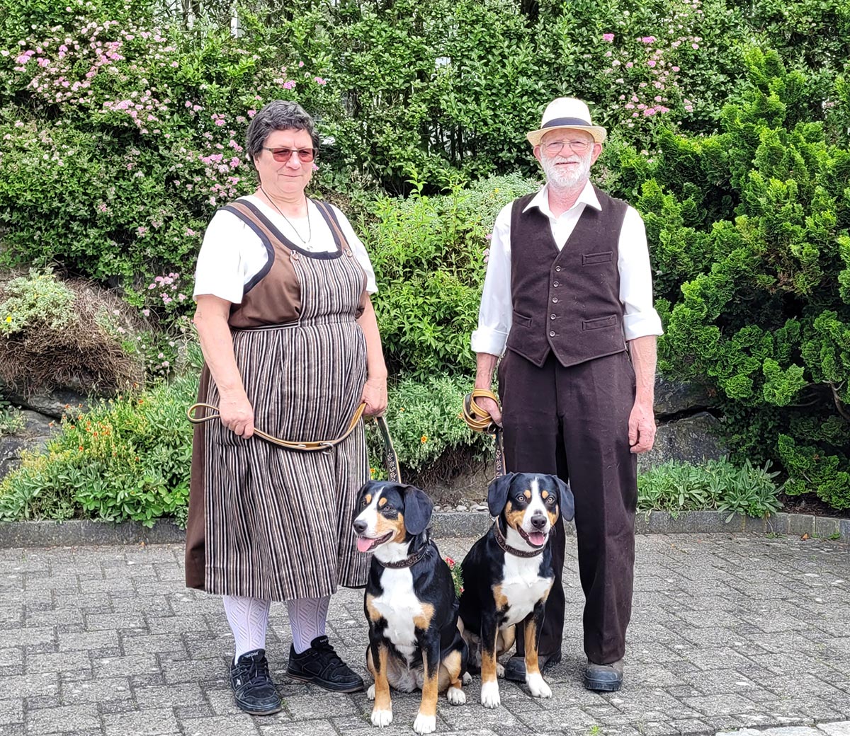 mit Doris, in einer Berner Landfrauentracht, und Willi.
