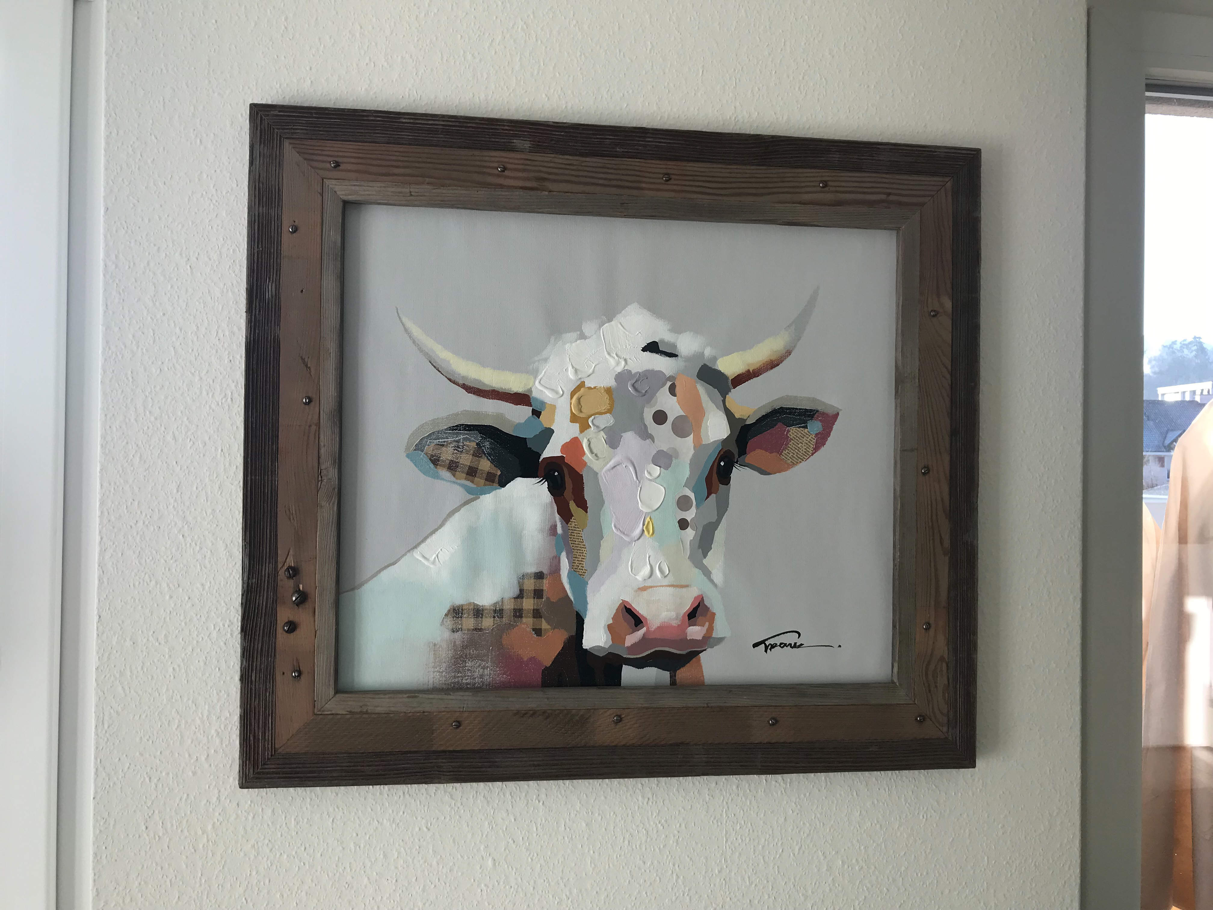 Ein sehr cooles Kuh-Bild, das in New York gekauft wurde, fand in einem Altholzrahmen sein Zuhause