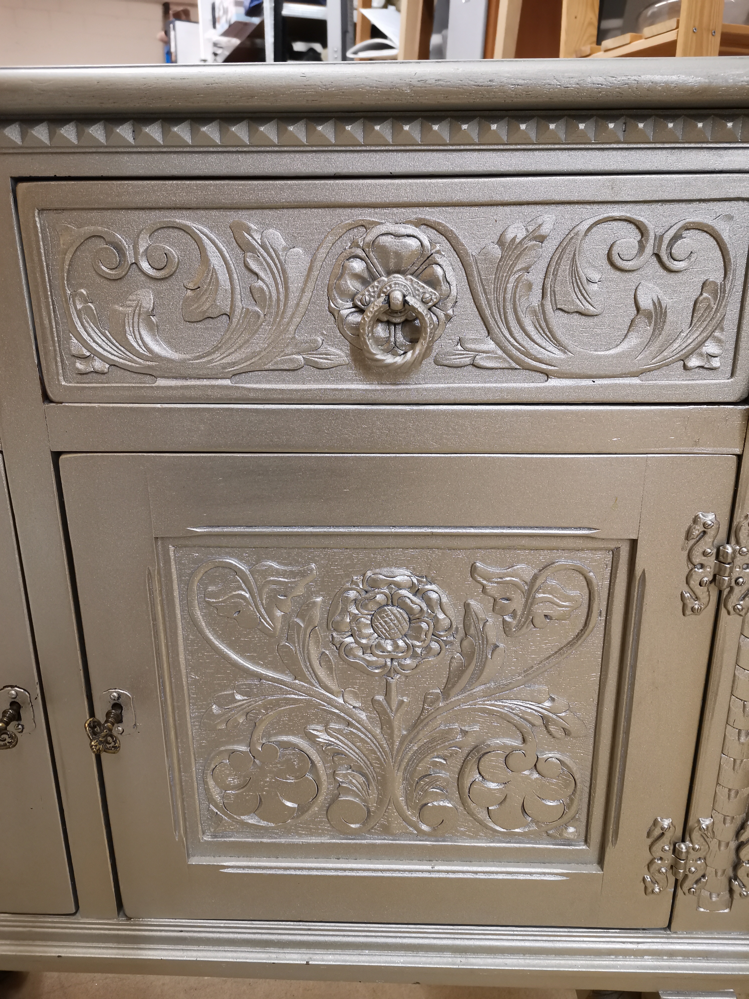 Sideboard Silber mit einem Hauch Gold und Schnitzereien ANTIK