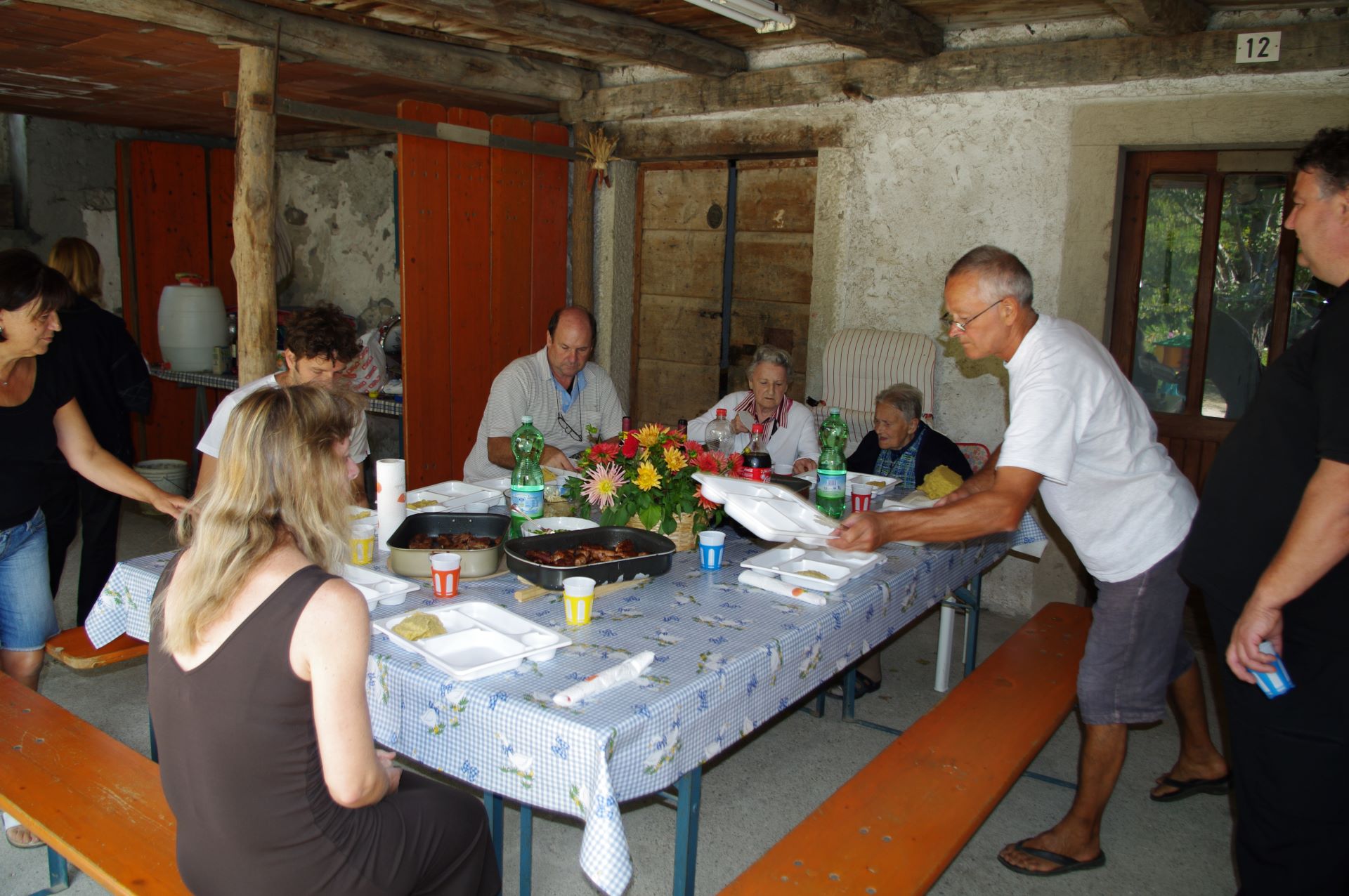 Alle nehmen am Tisch platz