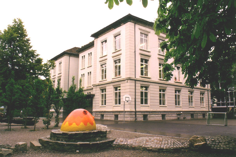 Schulhaus Zurlinden. Zurlindenstrasse 137